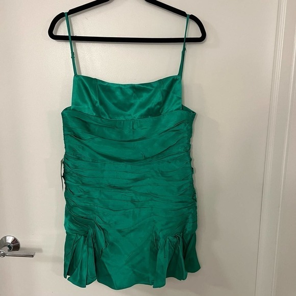 Bardot $139 Quinn Mini Ruched Dress Vivid Green Size Medium NWT - Picture 3 of 6